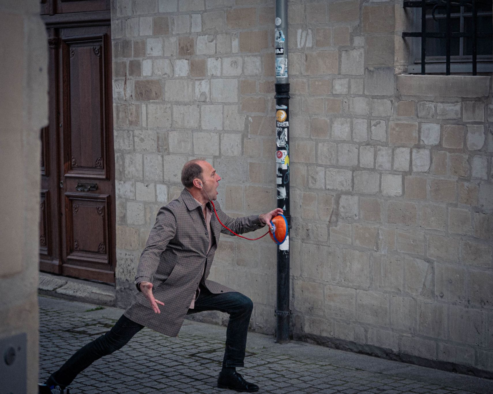 Marchand de cris en train d'écouter