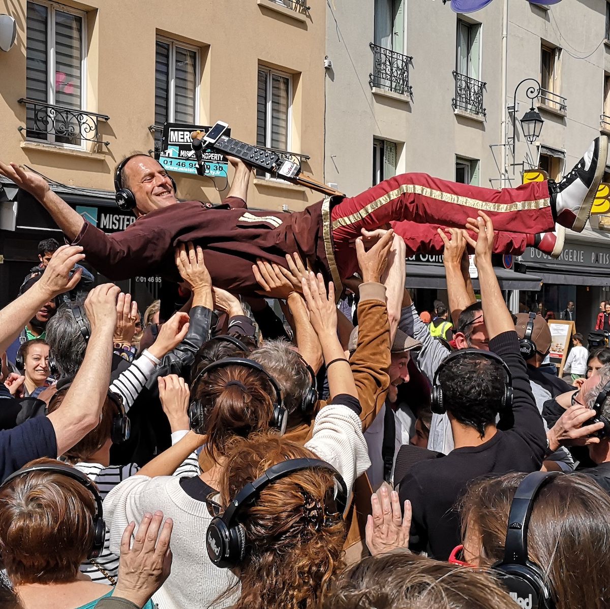 Bertrand de bAlllAd porté par le public
